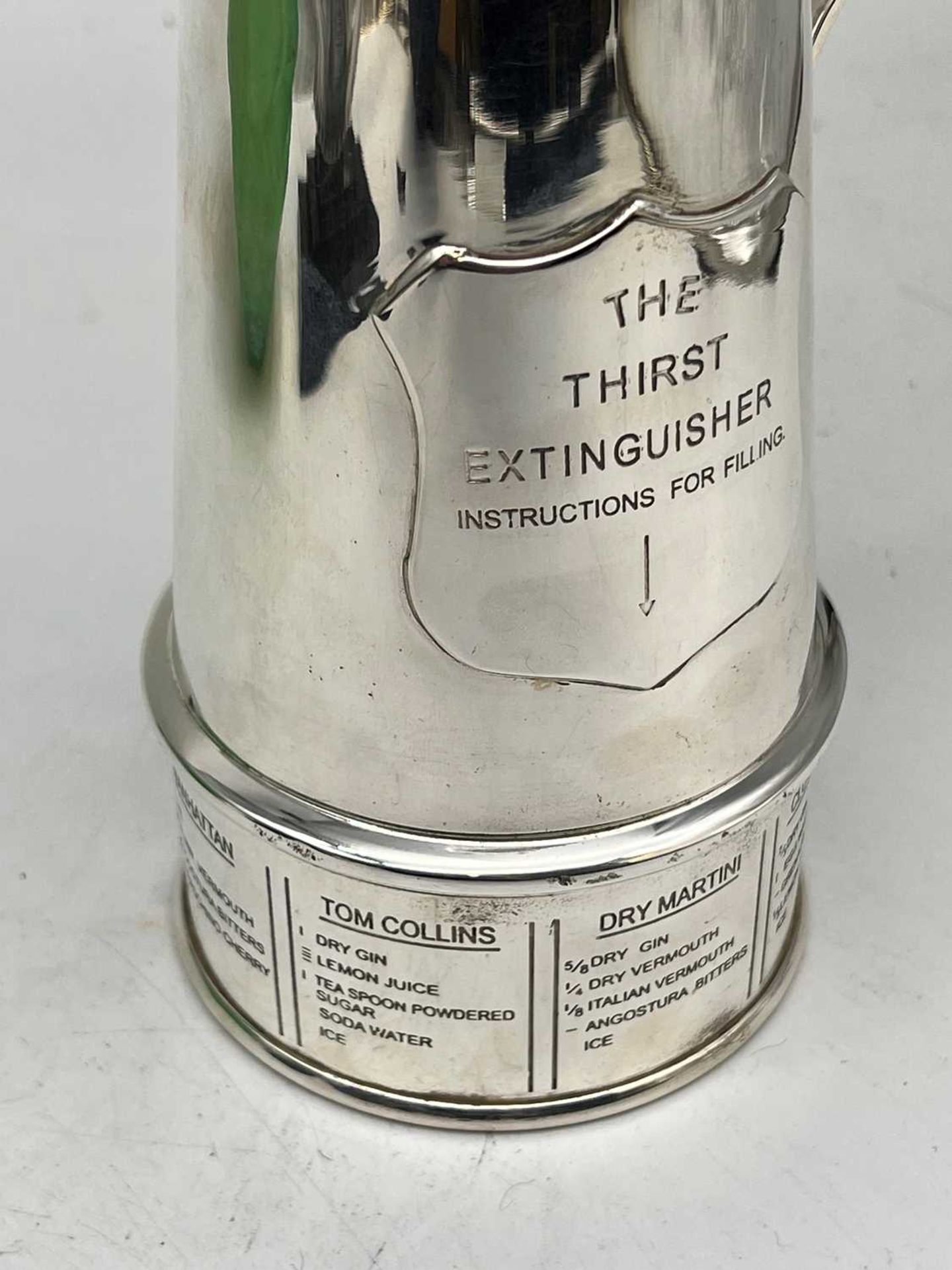 A Mappin and Webb silver-plated 'The Thirst Extinguisher' cocktail shaker - Bild 7 aus 9