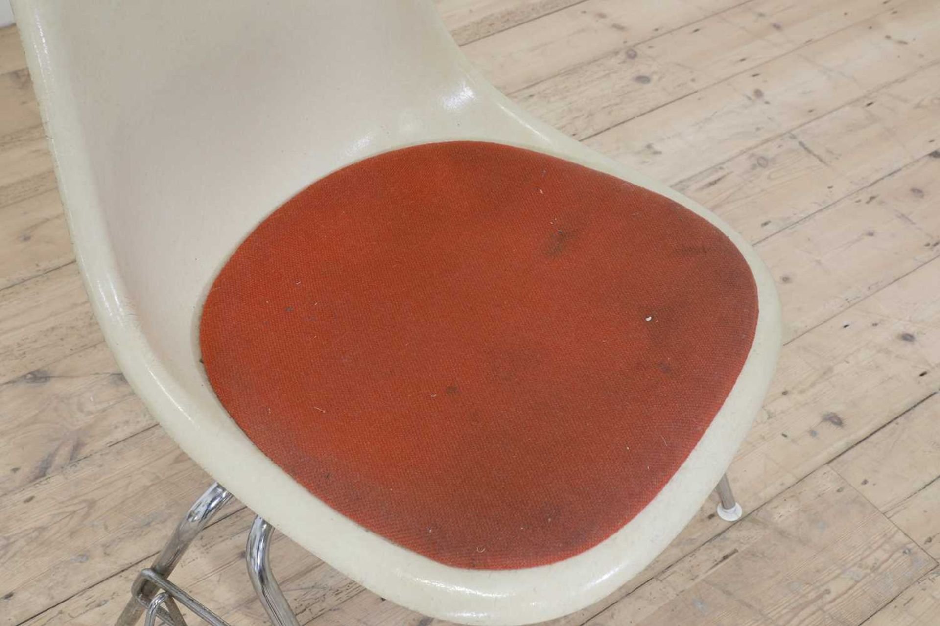 A pair of moulded 'DSS' stacking chairs, - Image 4 of 6