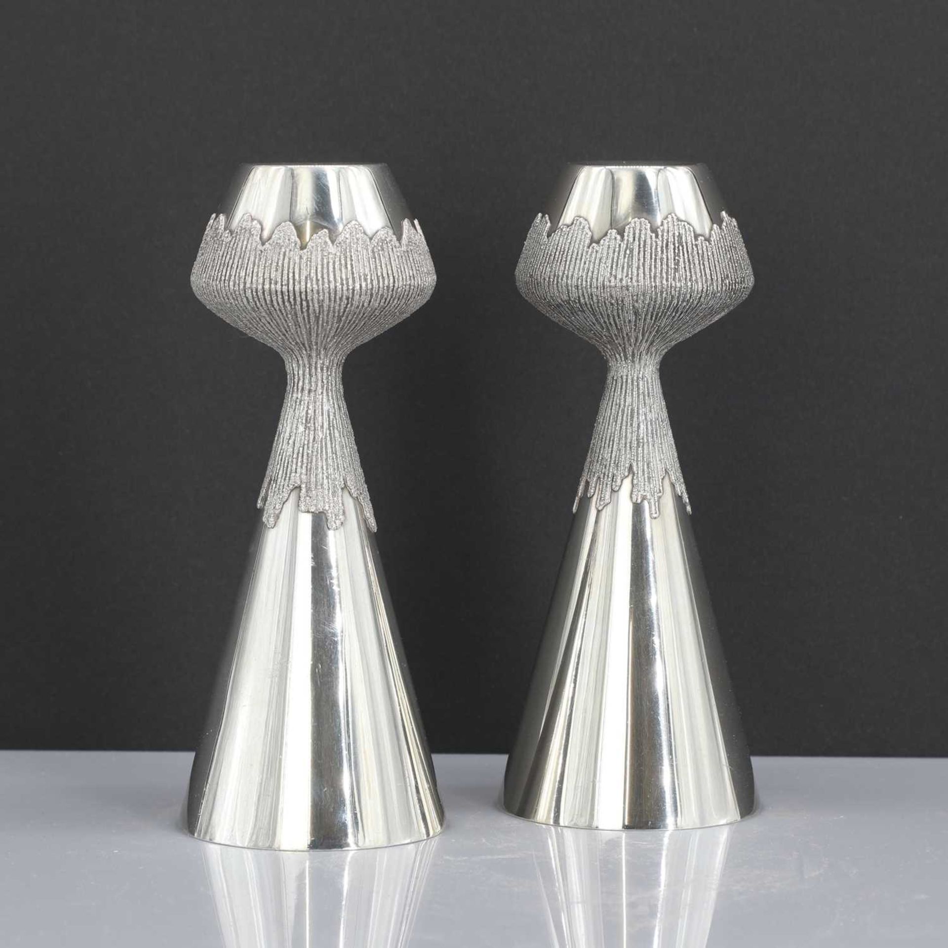 A pair of silver candlesticks - Bild 2 aus 3