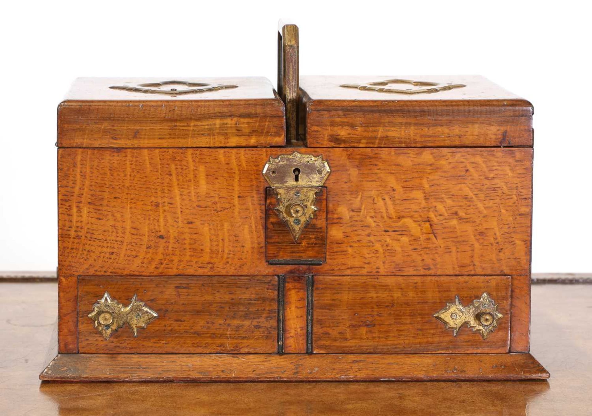An Aesthetic Movement oak and brass-mounted cigar box, - Bild 2 aus 3