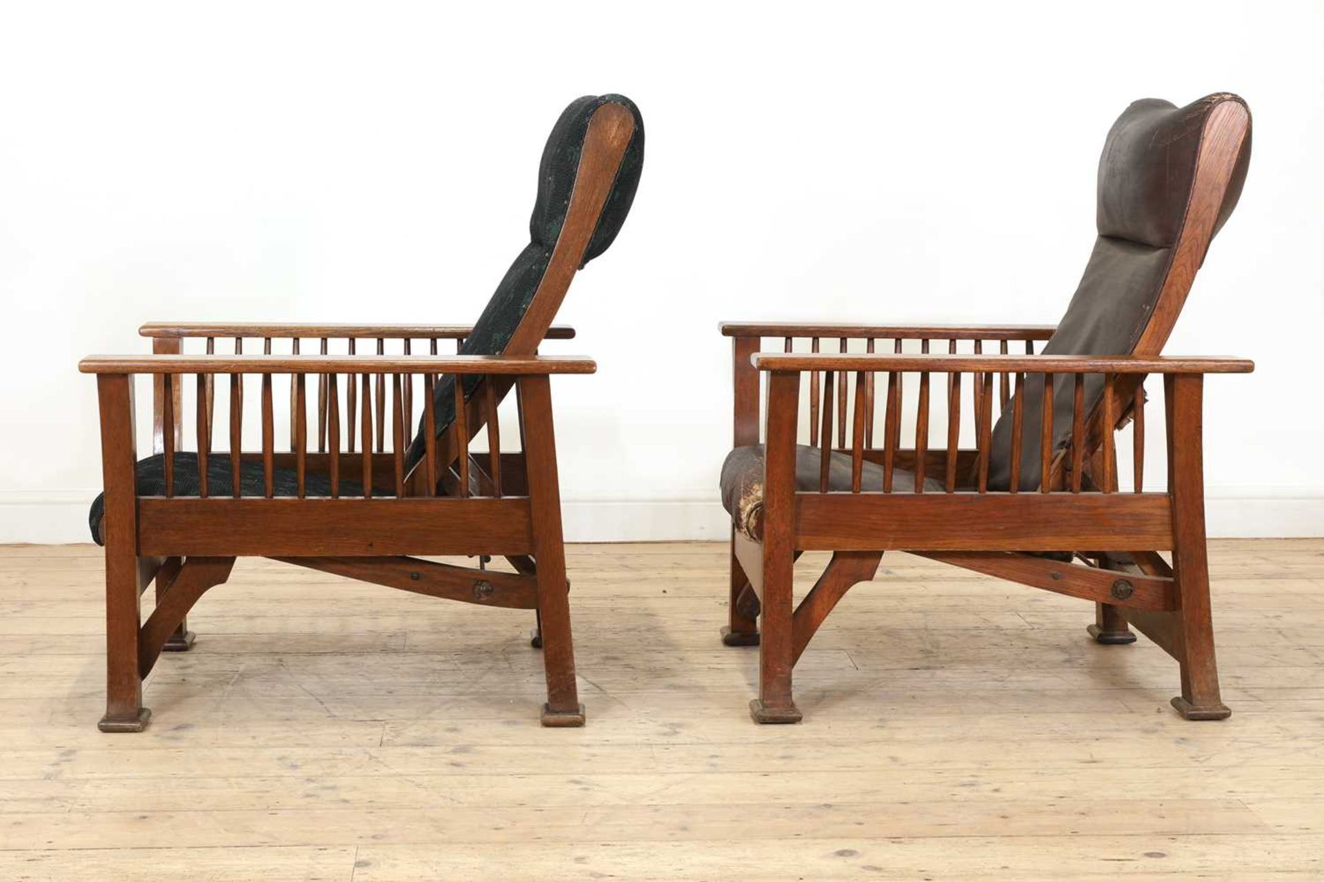 Two similar Arts and Crafts oak loungers, - Image 3 of 6