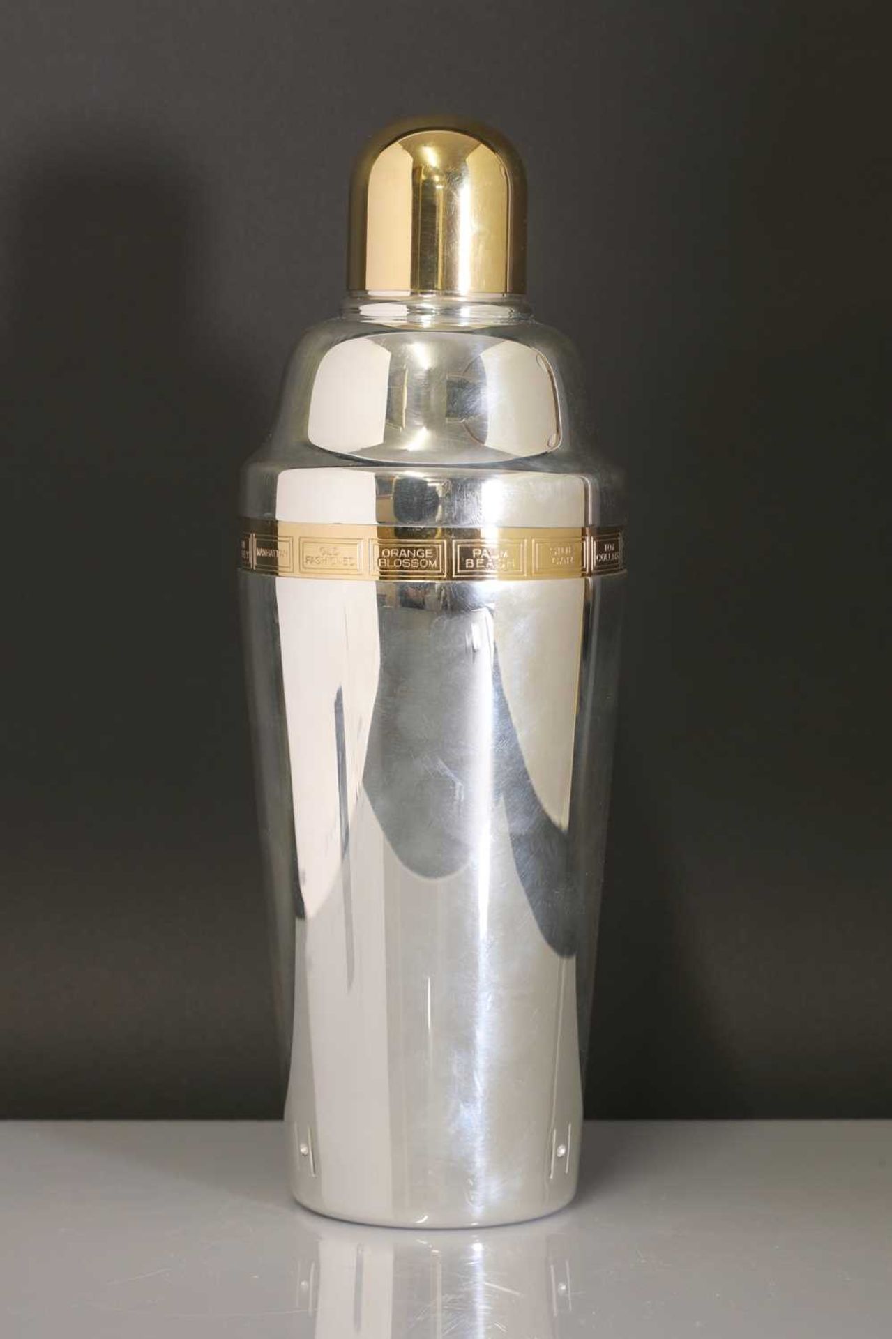 A silver-plated and gilt 'Recipe' cocktail shaker - Bild 2 aus 3