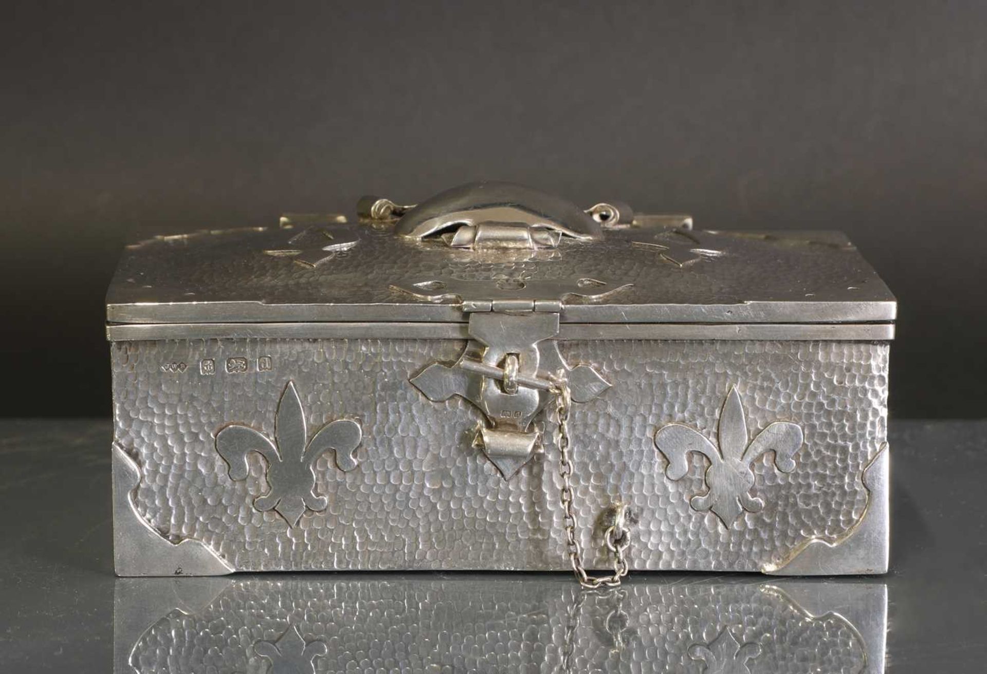 An Arts and Crafts silver casket, - Bild 2 aus 5