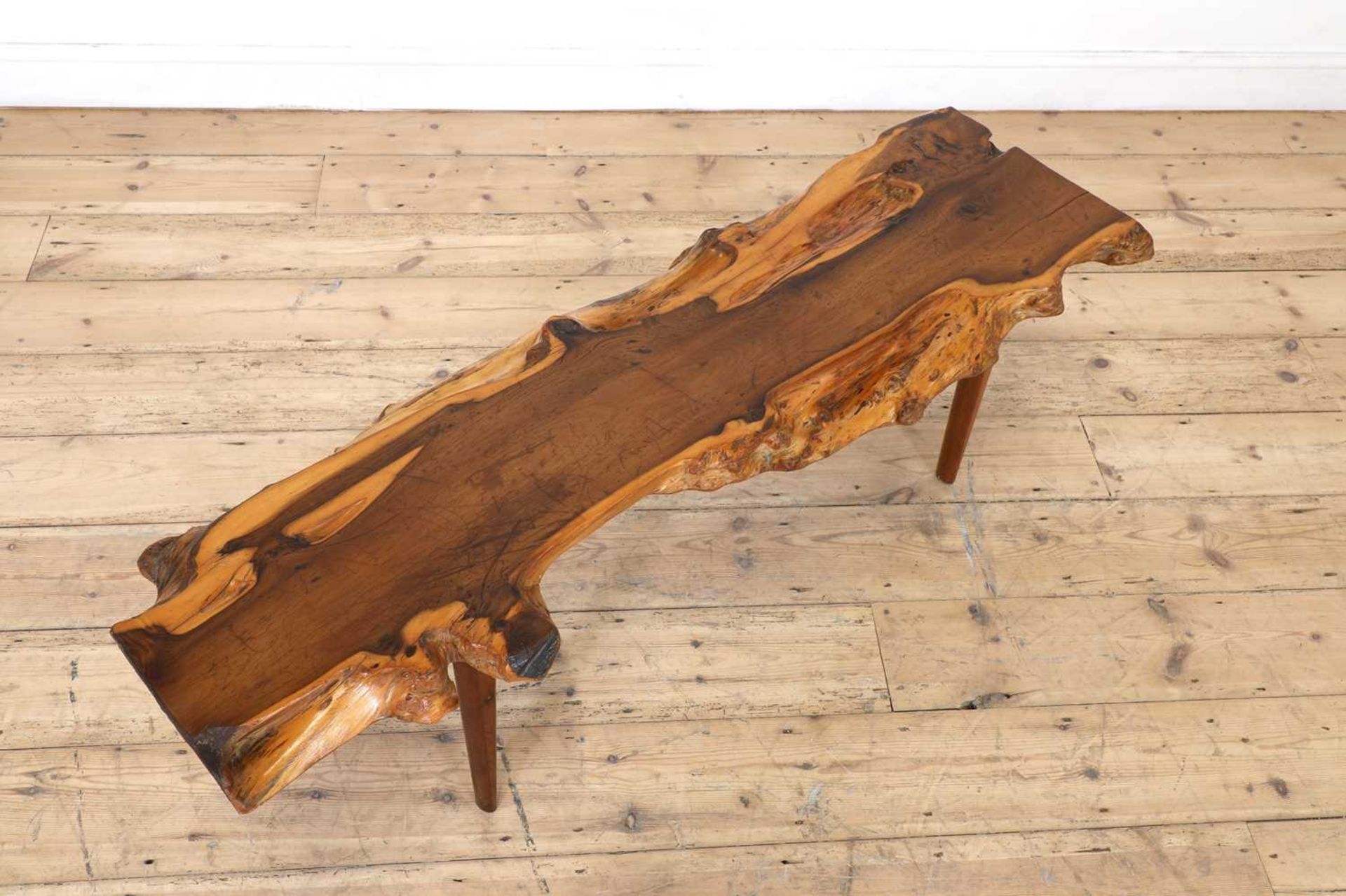An English yew (Taxus baccata) plank-top coffee table, - Bild 4 aus 4