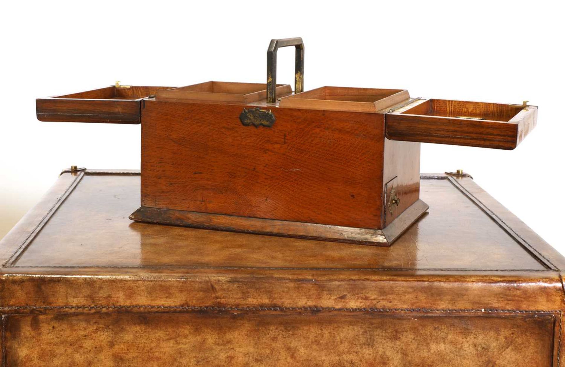 An Aesthetic Movement oak and brass-mounted cigar box, - Bild 3 aus 3
