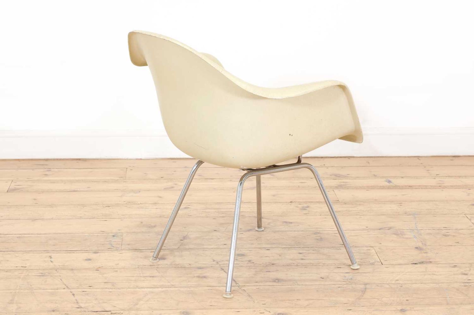 A white fibreglass armchair, - Image 4 of 10