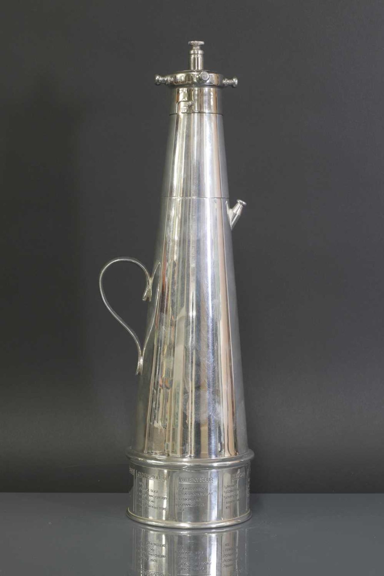 A Mappin and Webb silver-plated 'The Thirst Extinguisher' cocktail shaker - Bild 2 aus 9