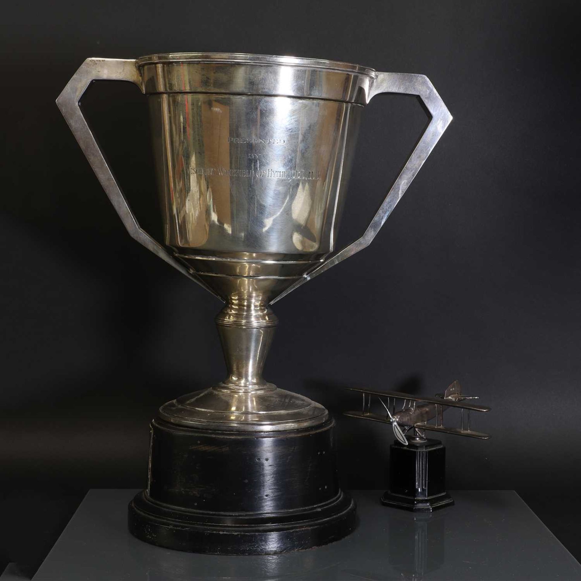 An Art Deco twin-handled air racing trophy, - Bild 2 aus 2