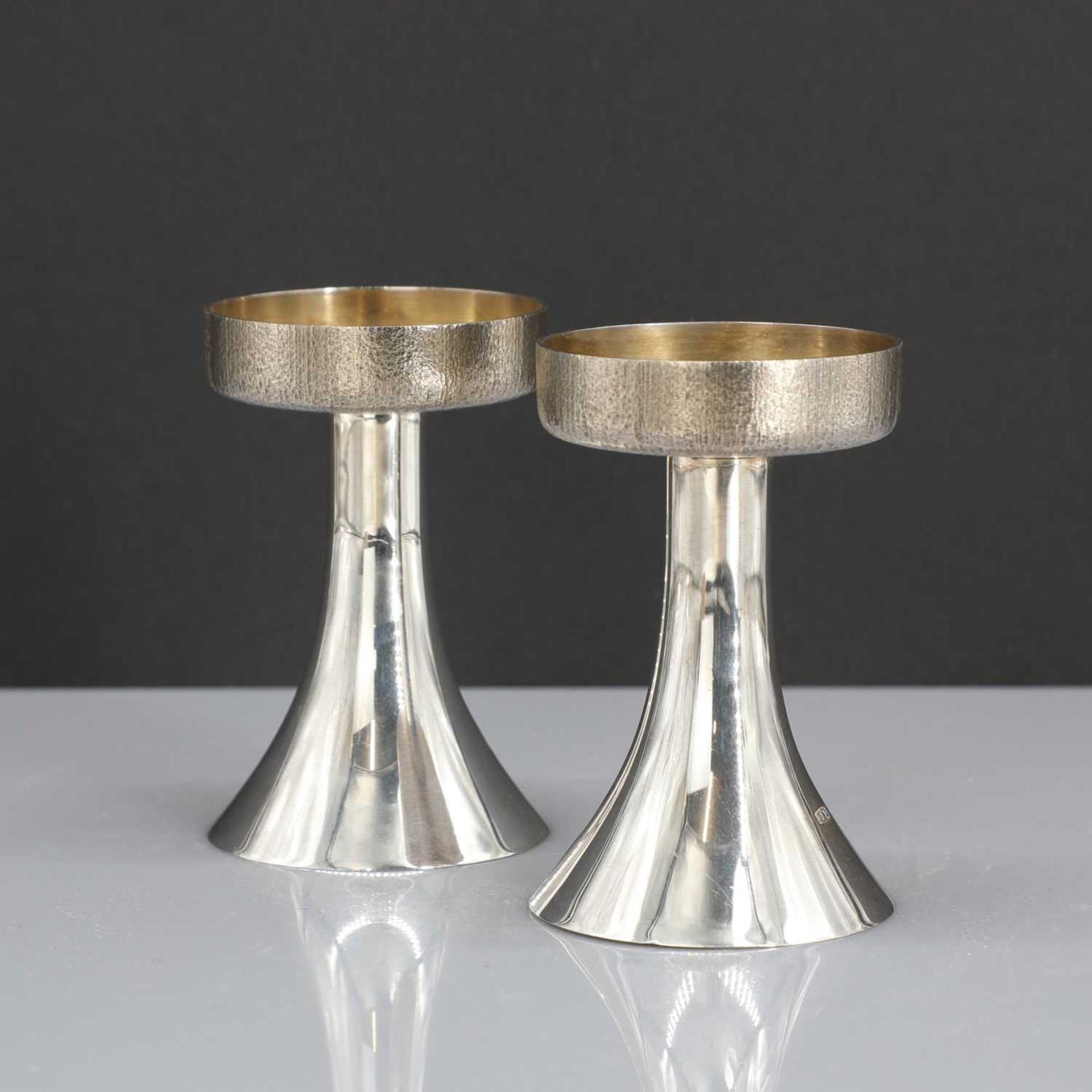 A pair of silver candlesticks, - Bild 2 aus 10