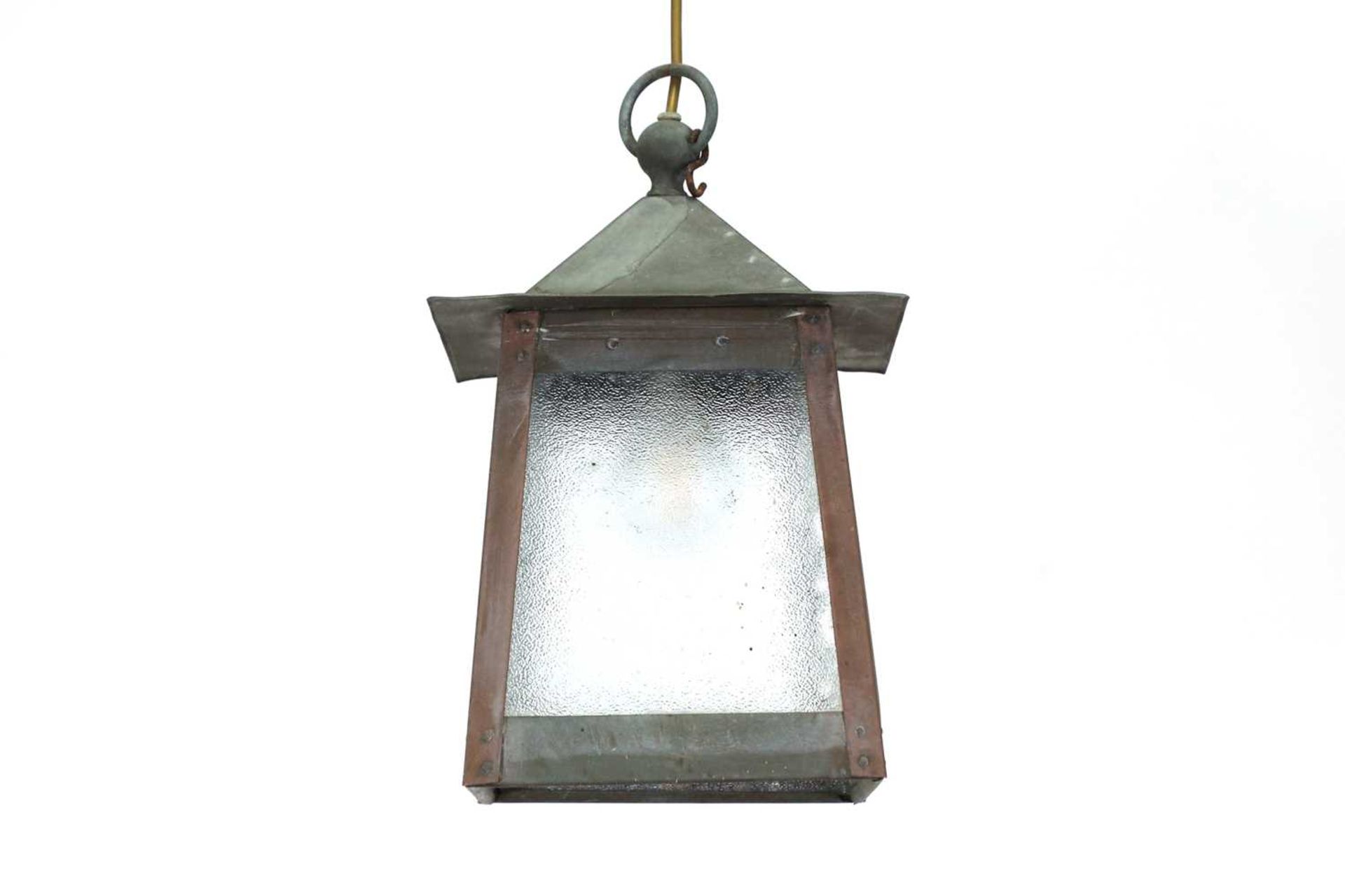An Arts and Crafts-style hanging porch lantern, - Bild 2 aus 2
