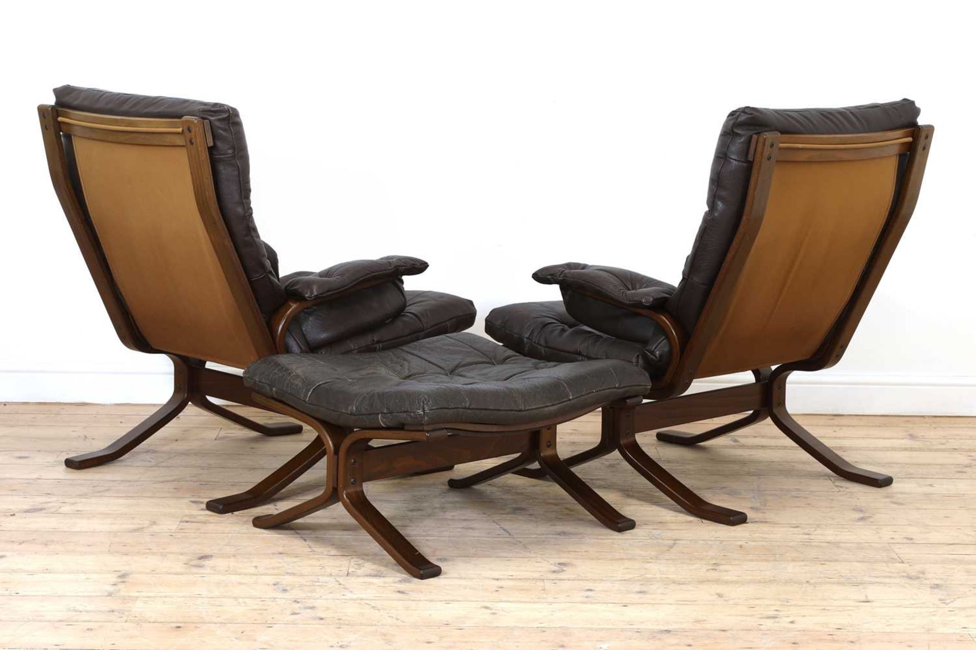 A pair of Westnofa leather and bentwood loungers, - Bild 2 aus 8