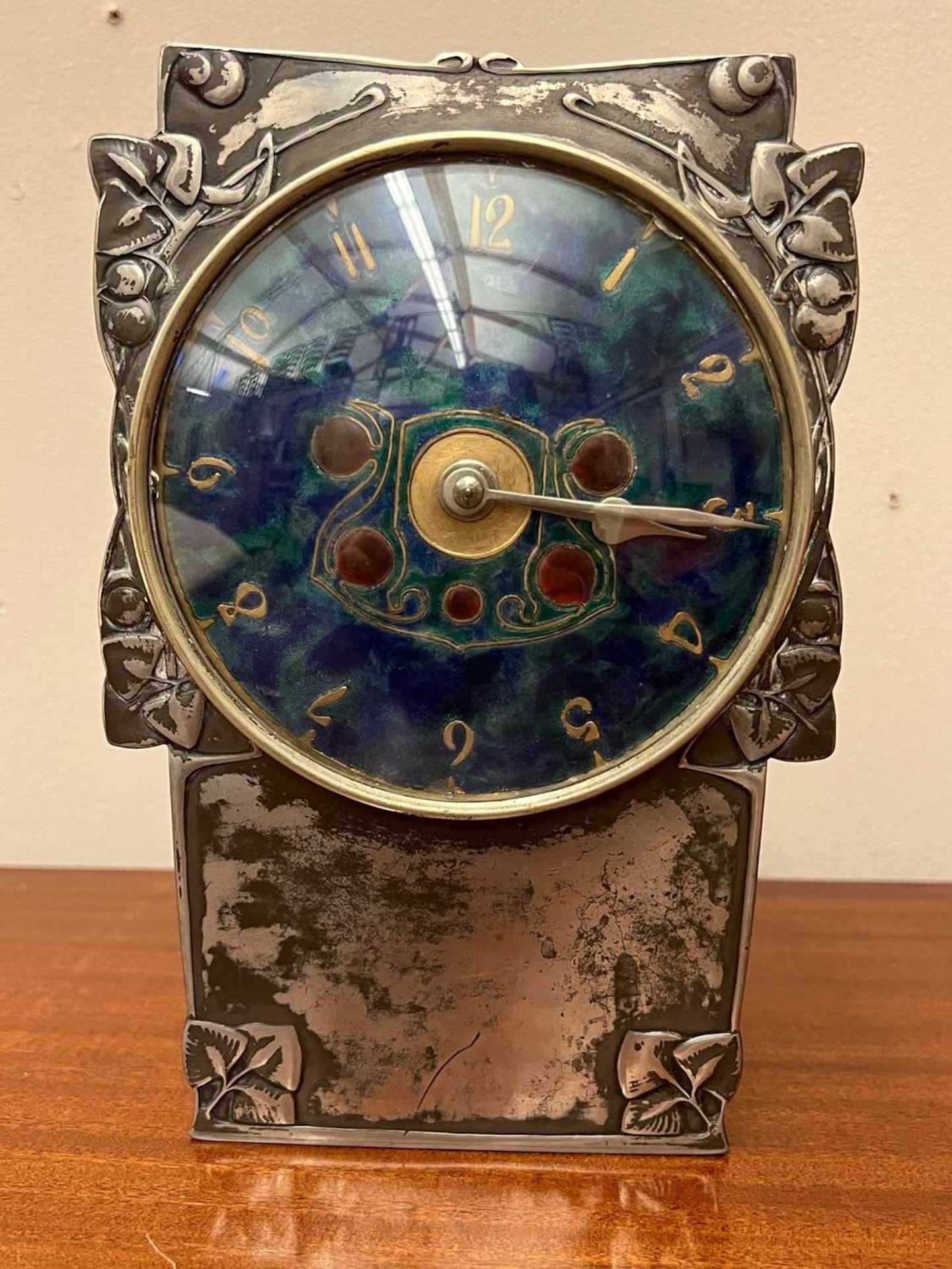 A Liberty & Co. Tudric pewter and enamel mantel clock, - Bild 12 aus 25