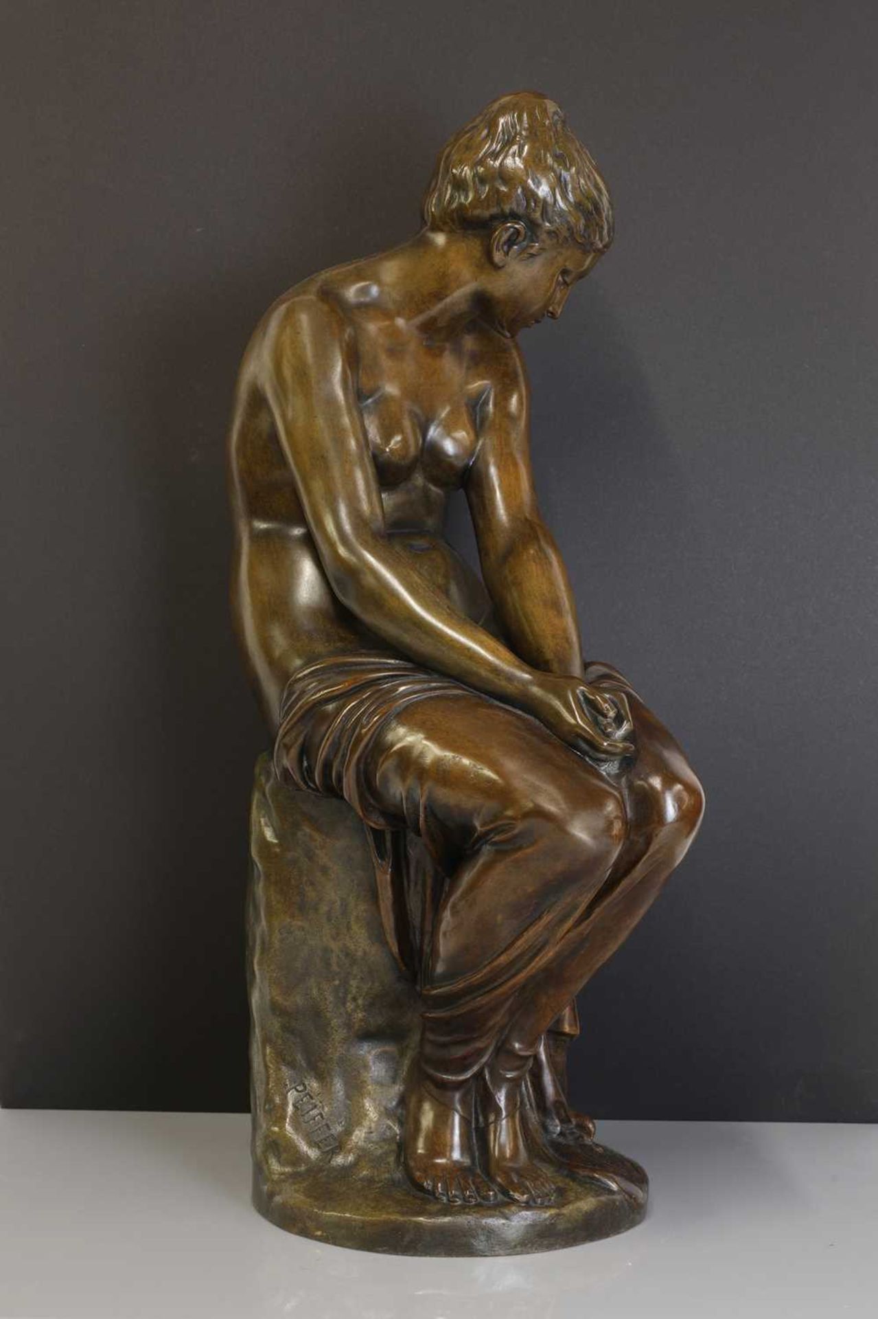 A patinated bronze figure of a seated nude, - Bild 6 aus 7