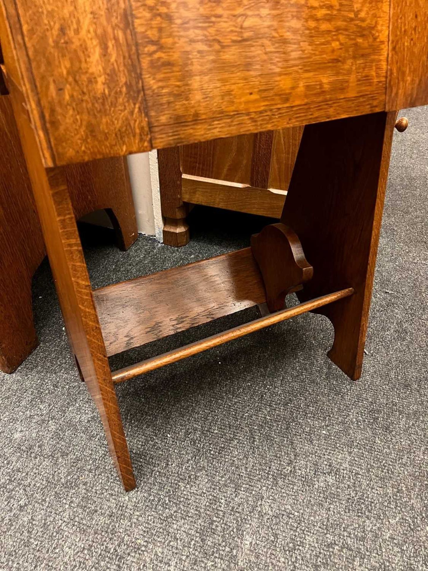 An oak folio stand, book trough and pipe drawer, - Bild 5 aus 10