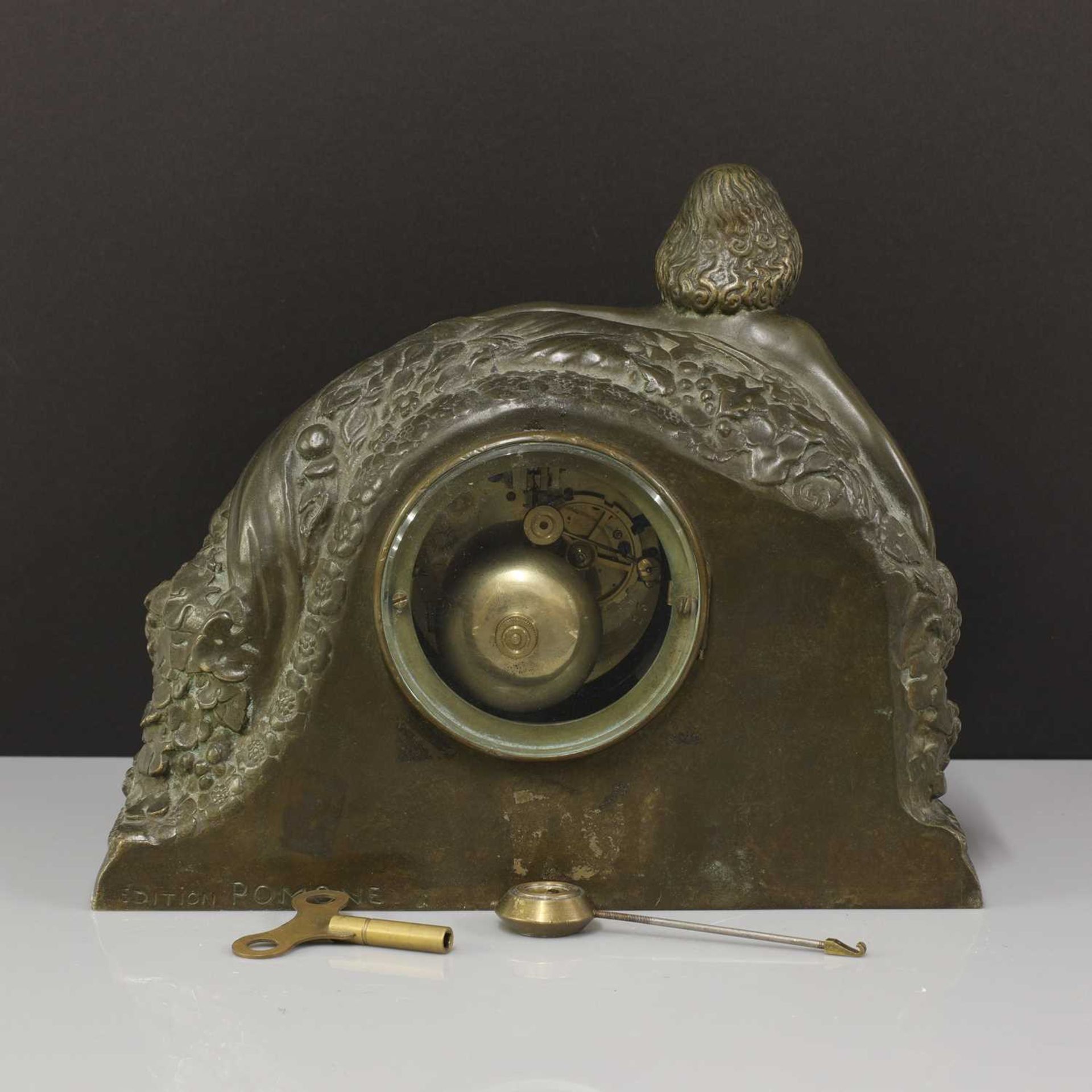 An Art Deco patinated bronze mantel clock, - Bild 2 aus 2
