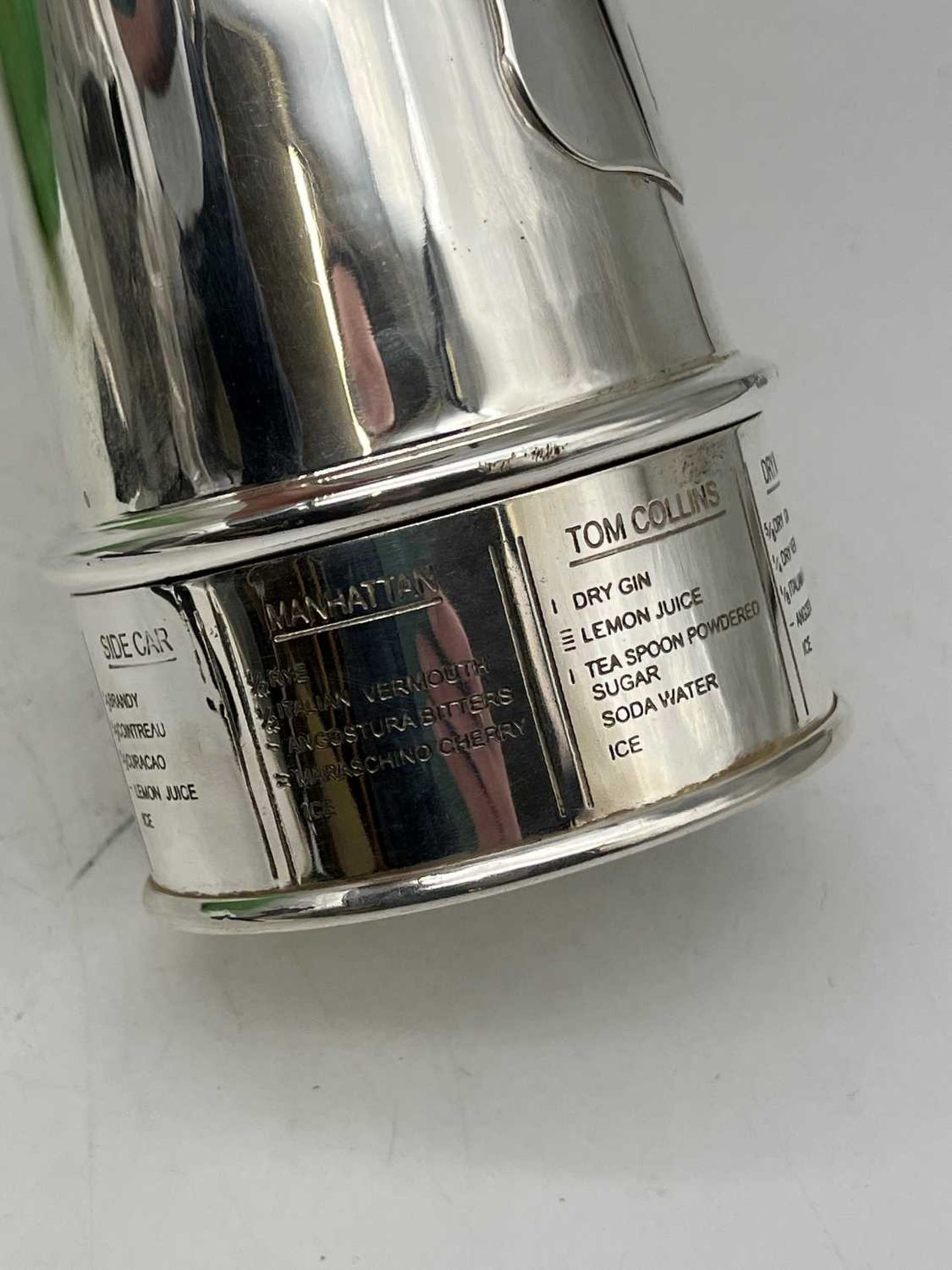 A Mappin and Webb silver-plated 'The Thirst Extinguisher' cocktail shaker - Bild 8 aus 9