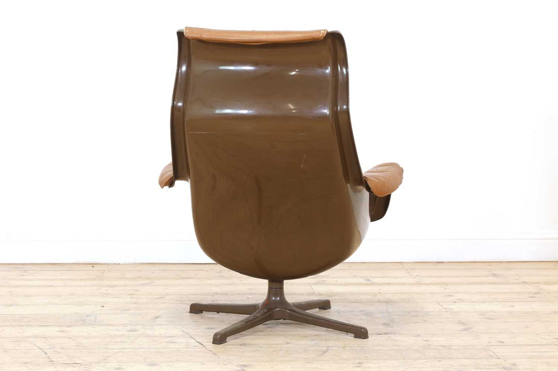 A Danish brown moulded plastic and tan leather lounger, - Bild 4 aus 12