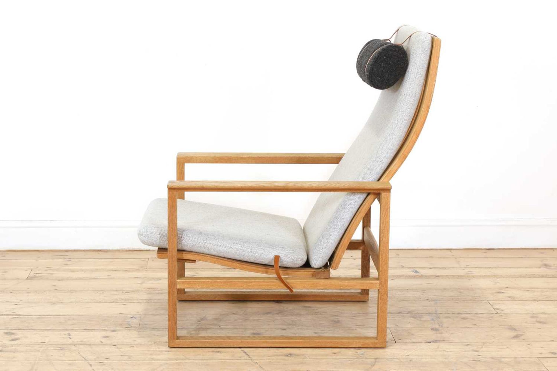 A Danish 'Model 2254' oak sled lounge chair, - Bild 4 aus 7