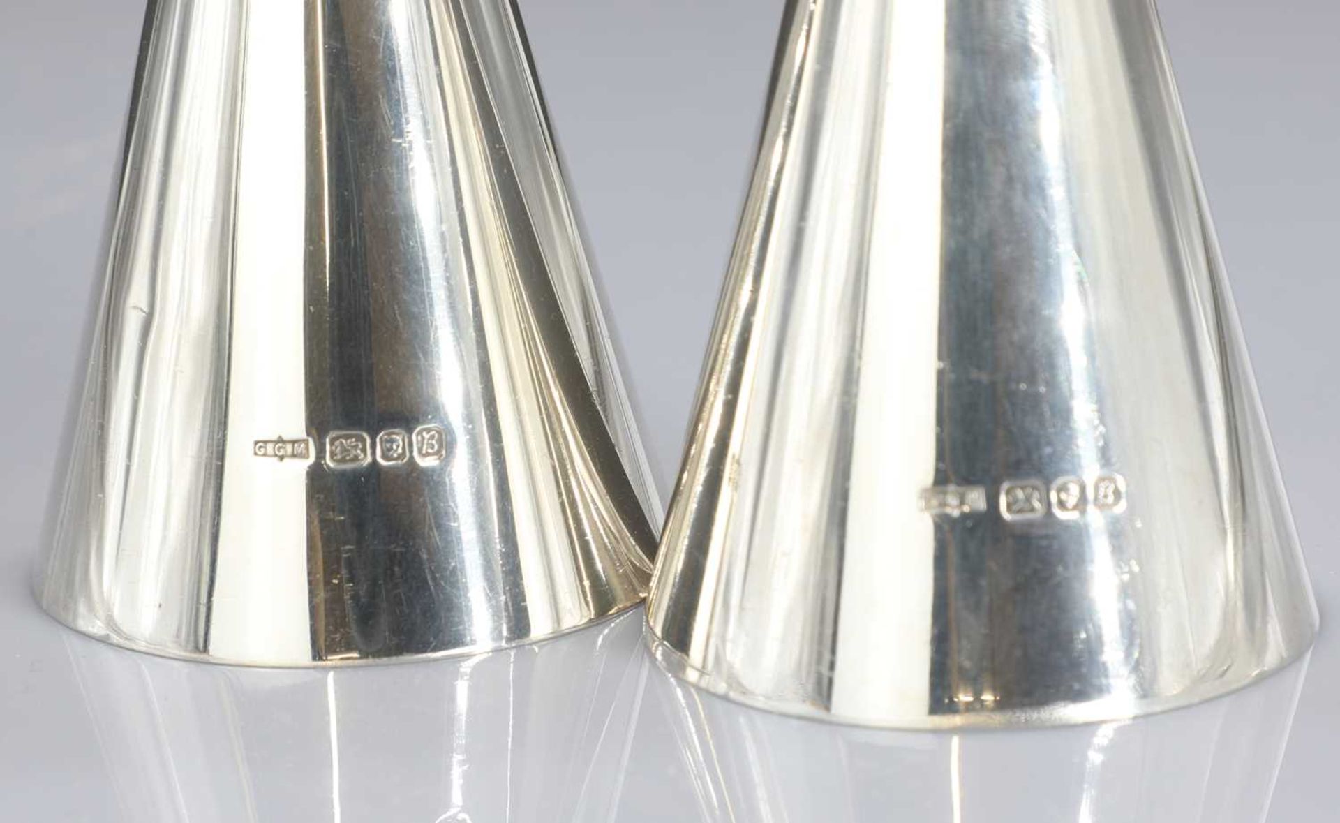 A pair of silver candlesticks - Bild 3 aus 3