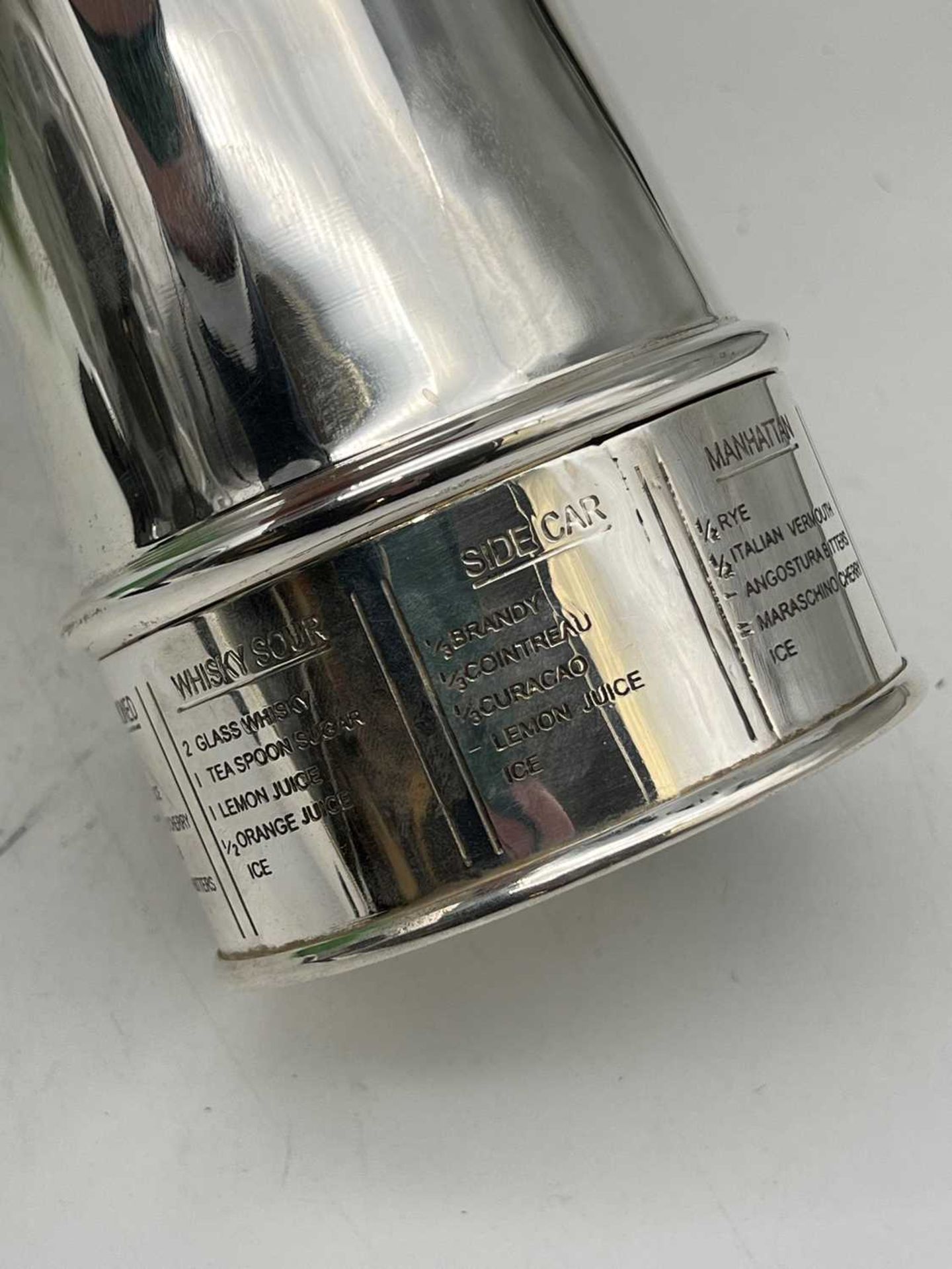 A Mappin and Webb silver-plated 'The Thirst Extinguisher' cocktail shaker - Bild 6 aus 9