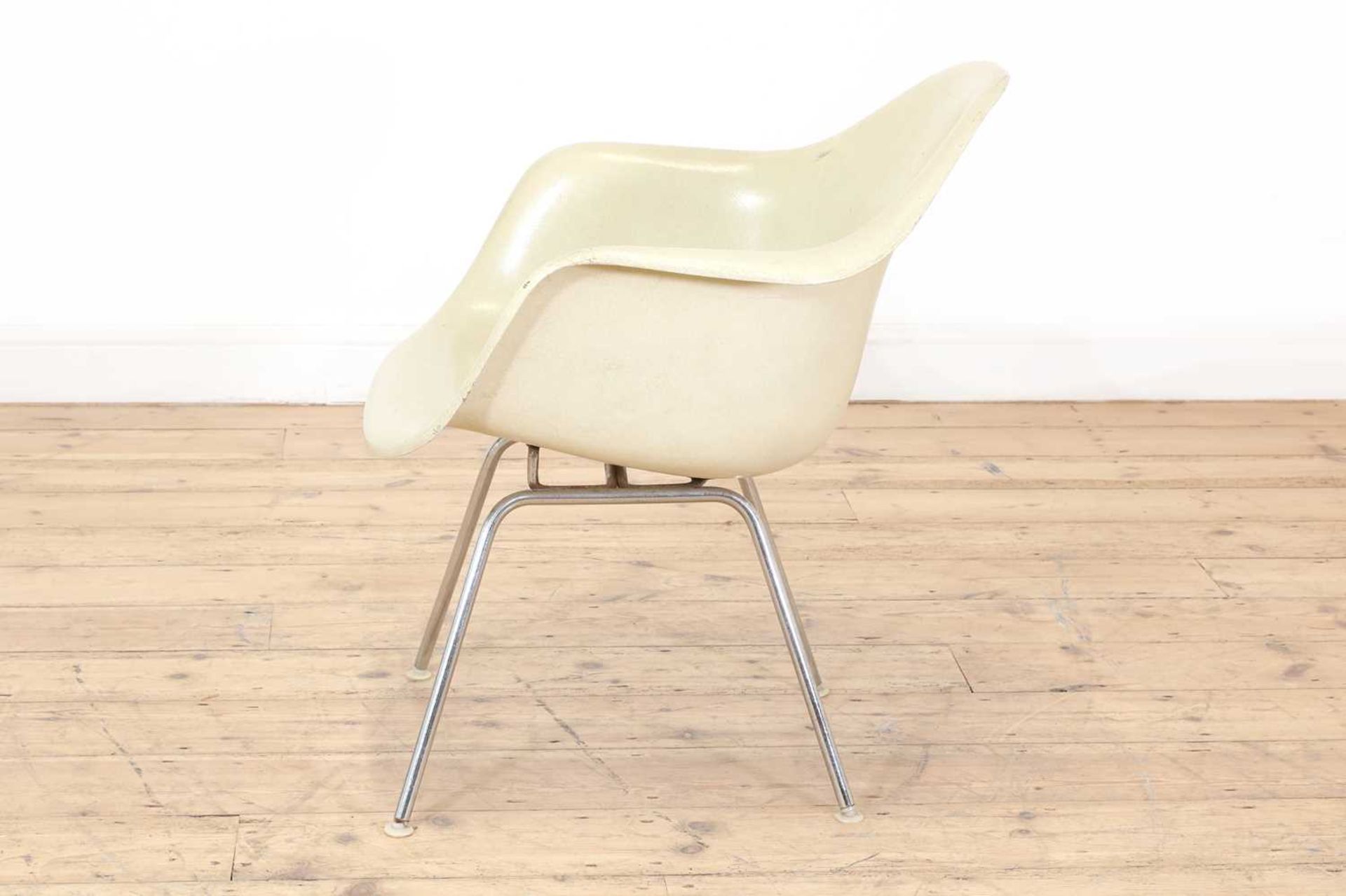 A white fibreglass armchair, - Image 3 of 10