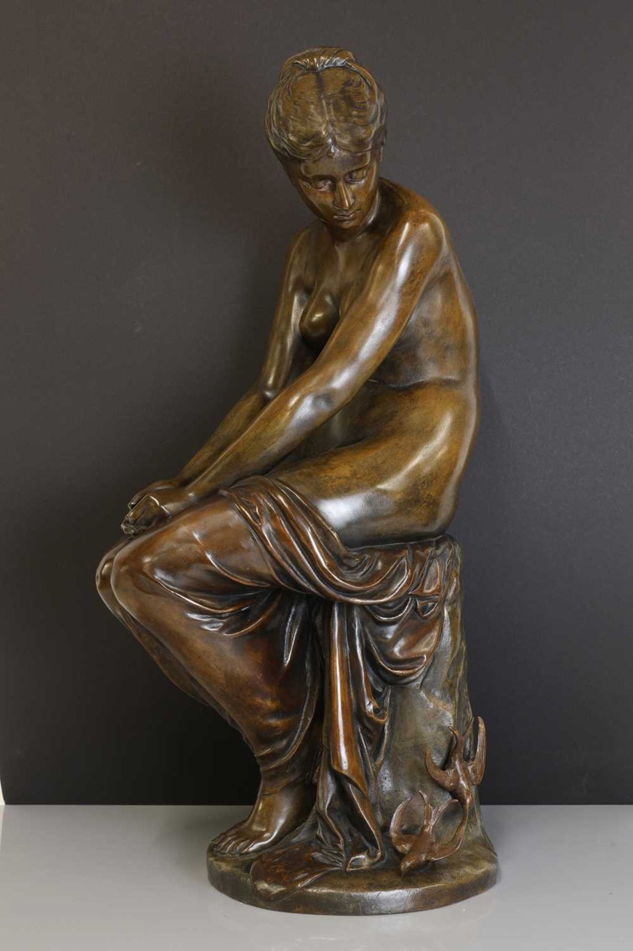 A patinated bronze figure of a seated nude, - Bild 3 aus 7