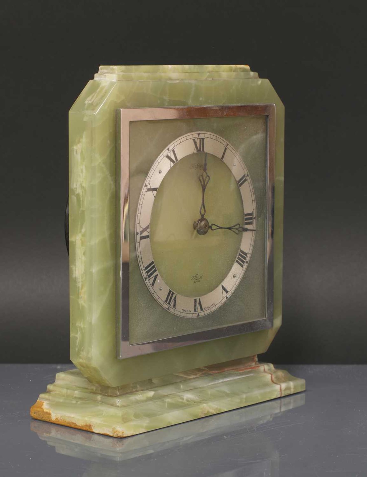 An Art Deco onyx clock, - Bild 2 aus 3