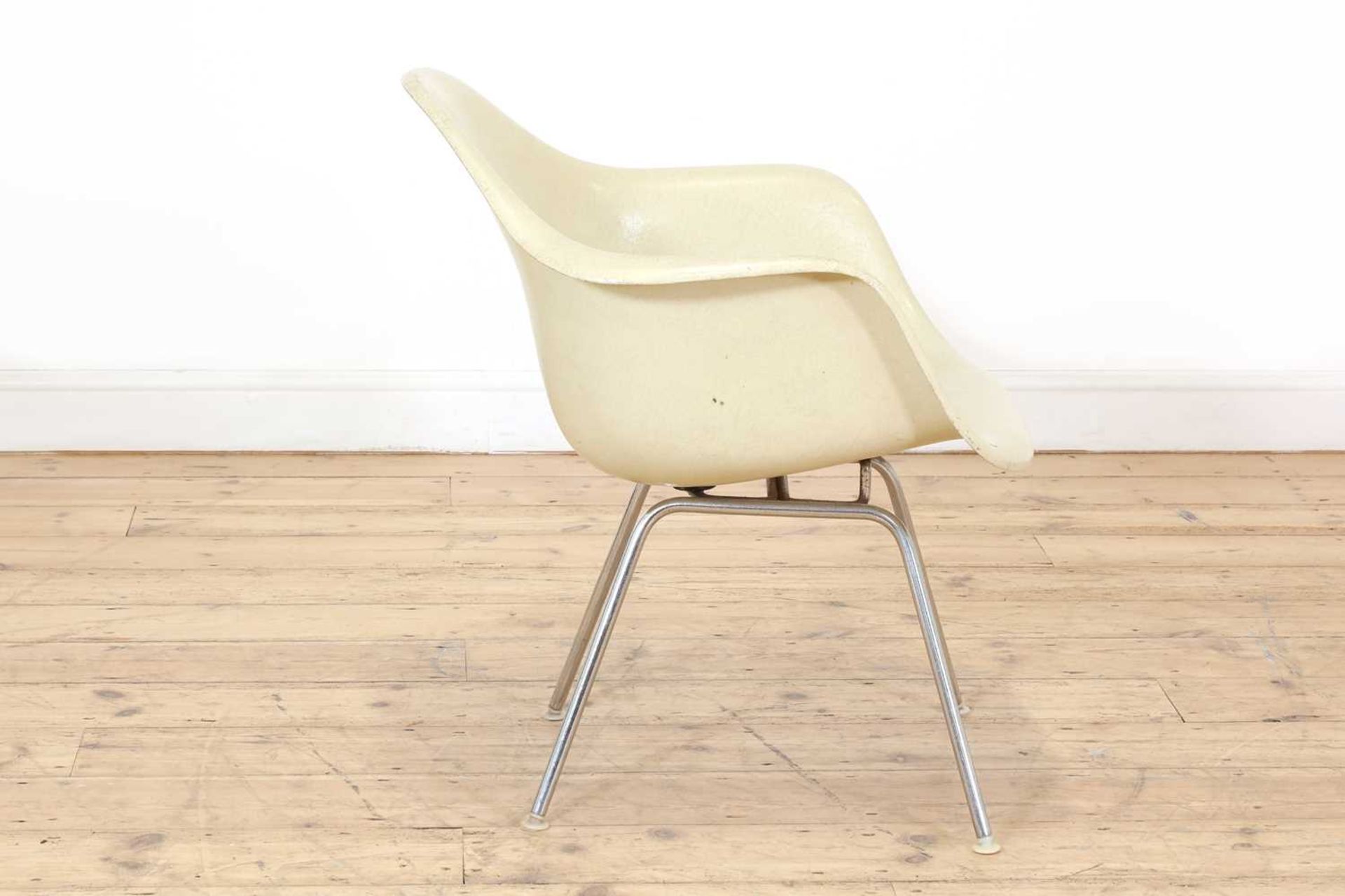 A white fibreglass armchair, - Image 2 of 10