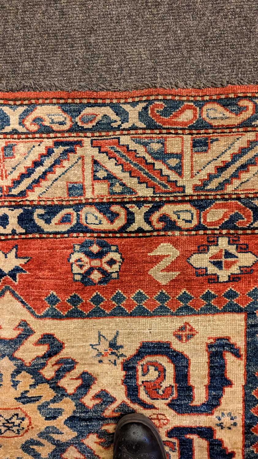 A Kazak rug - Image 14 of 19