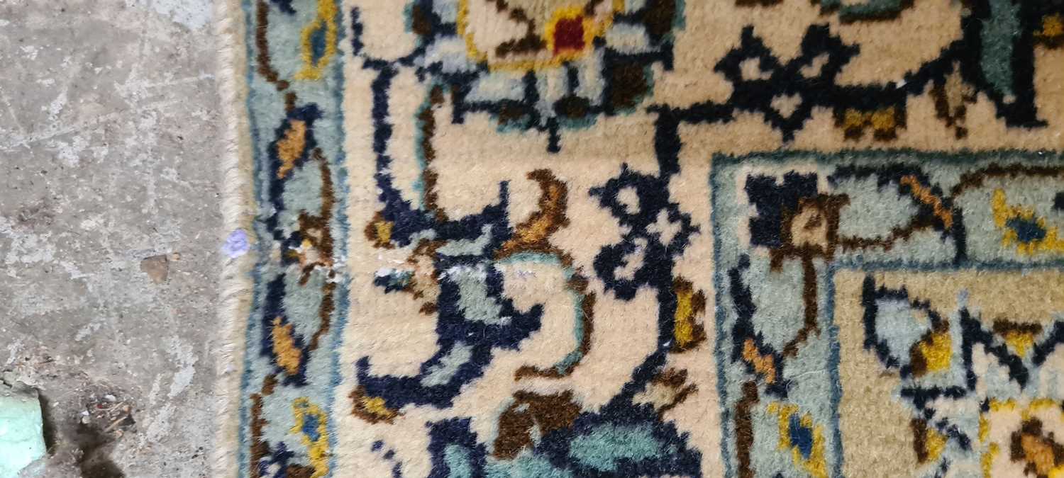 A Kashan carpet - Image 11 of 36