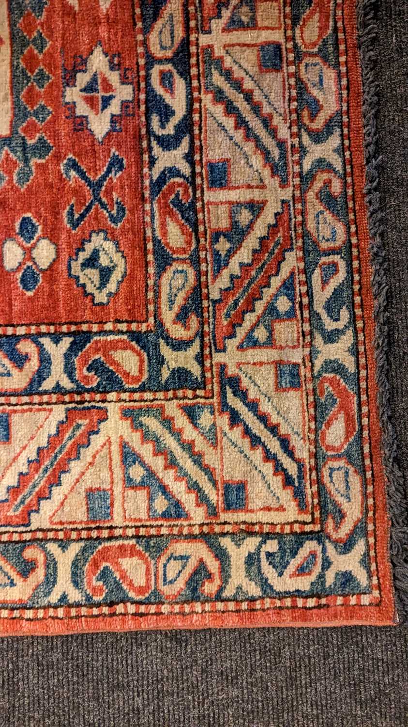 A Kazak rug - Image 11 of 19