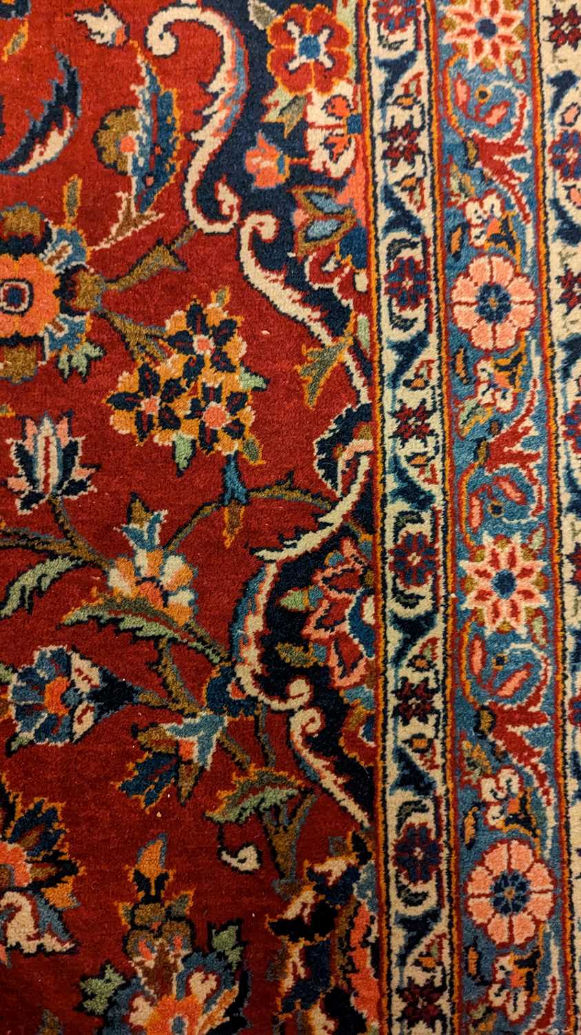 A Kashan carpet - Image 3 of 22