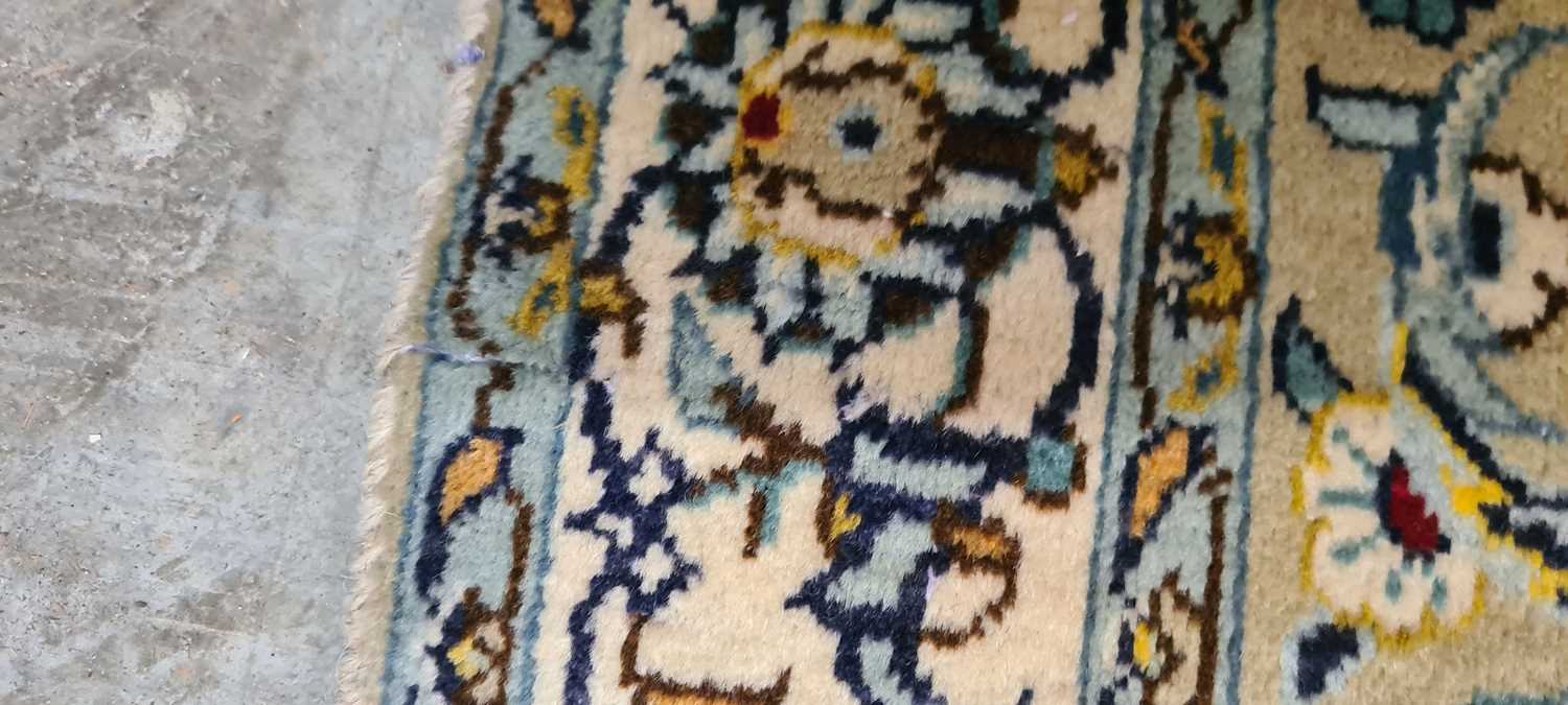 A Kashan carpet - Image 3 of 36