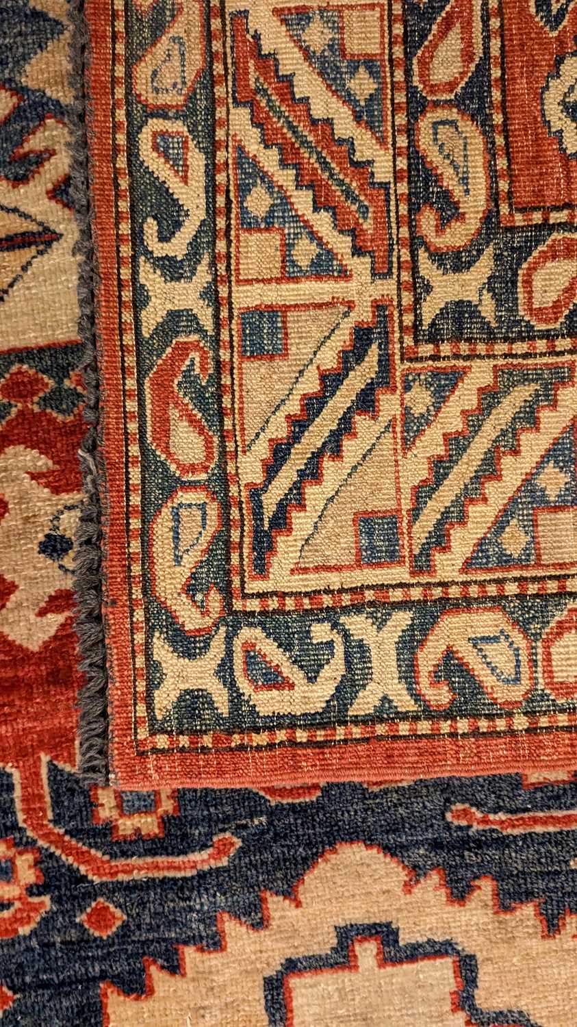 A Kazak rug - Image 4 of 19