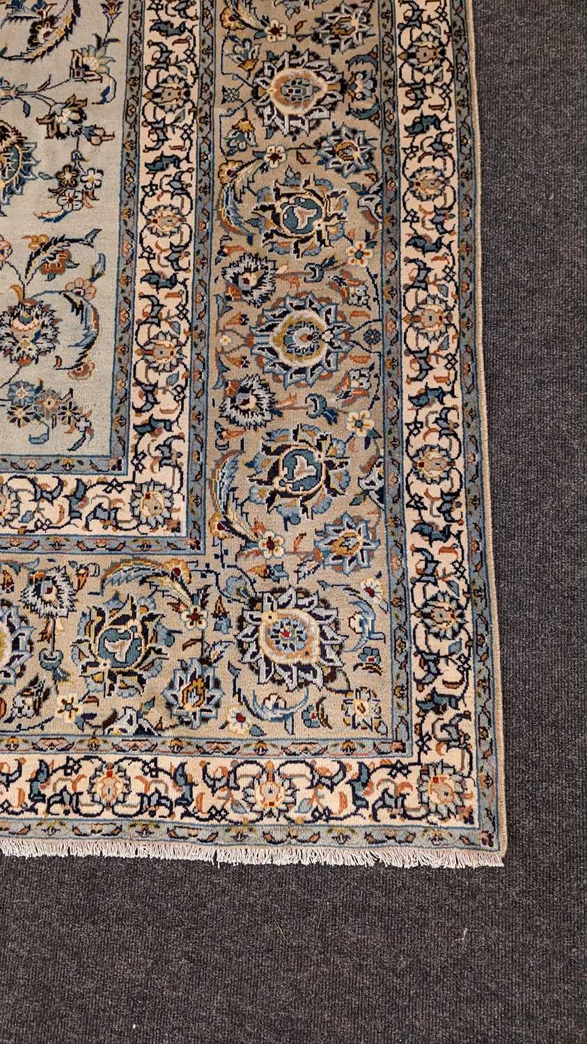 A Kashan carpet - Image 15 of 36
