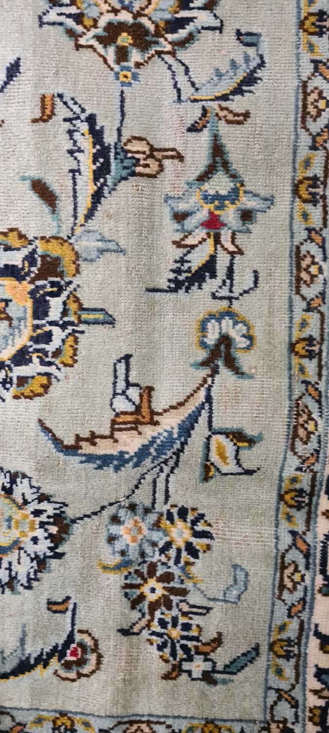 A Kashan carpet - Image 9 of 36