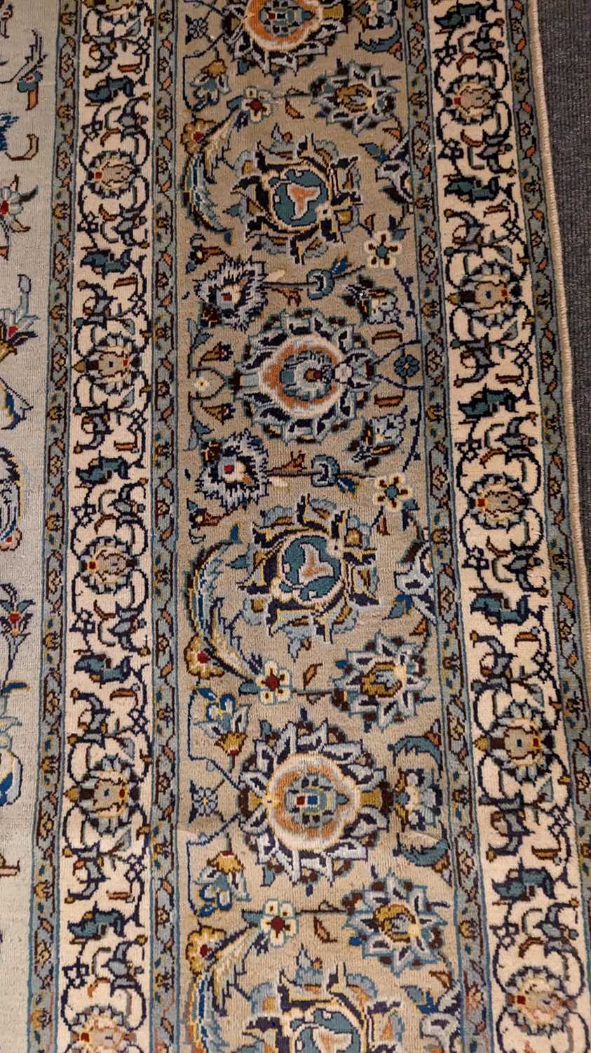 A Kashan carpet - Image 28 of 36