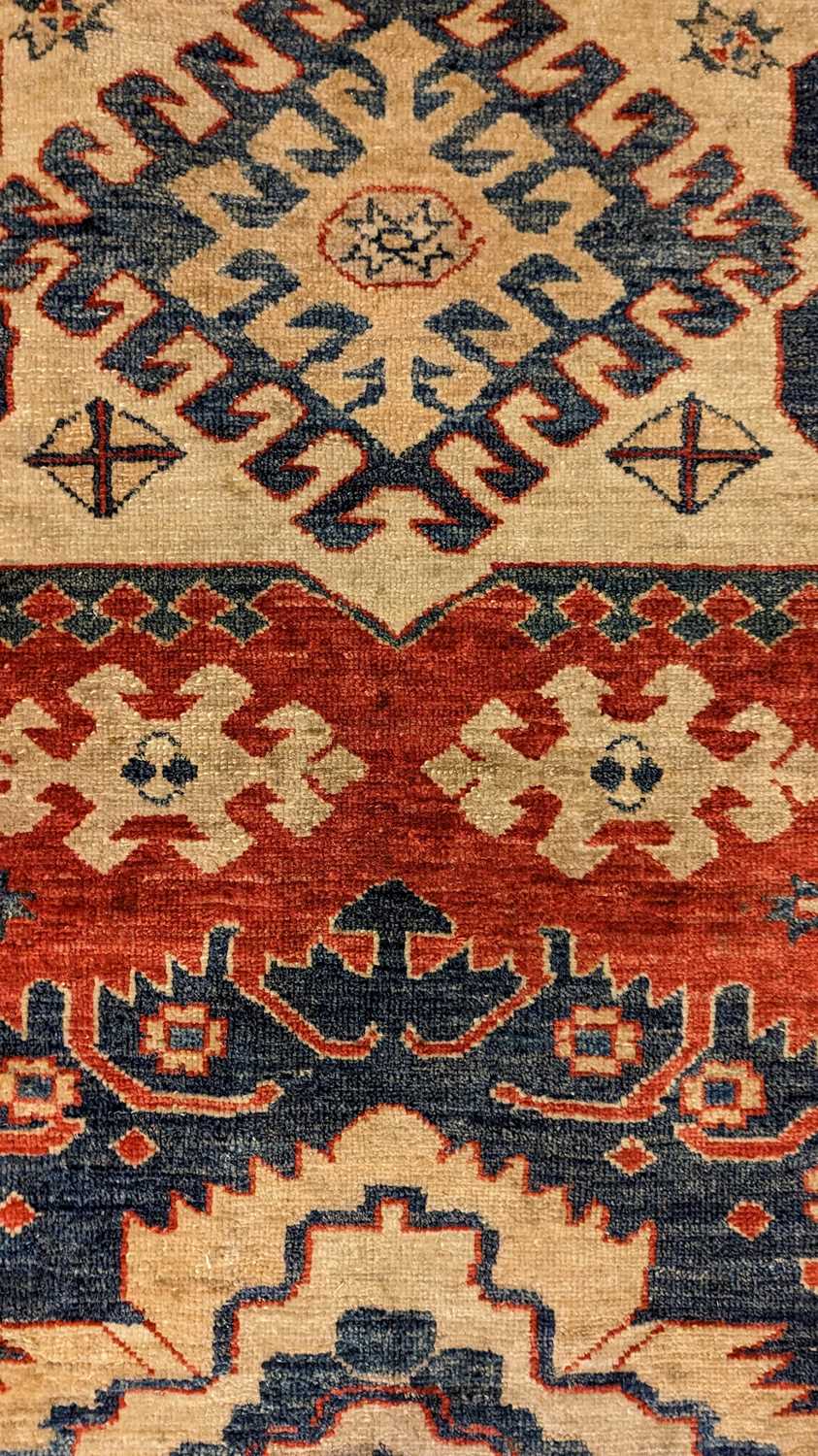 A Kazak rug - Image 8 of 19