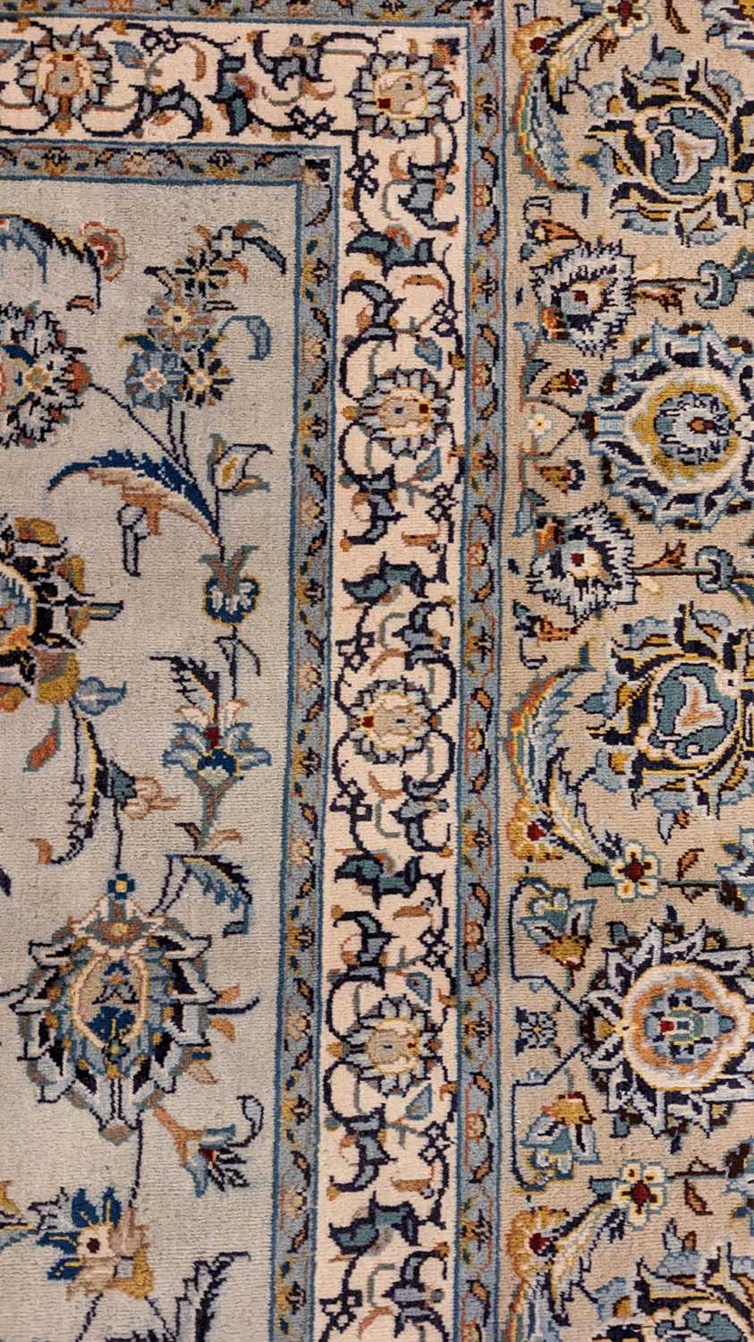 A Kashan carpet - Image 35 of 36