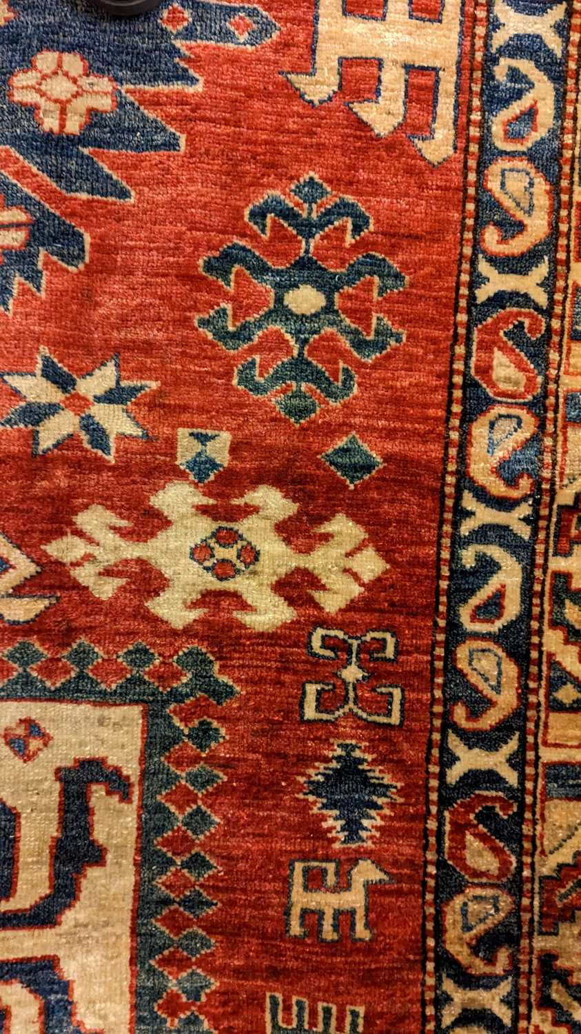 A Kazak rug - Image 6 of 19