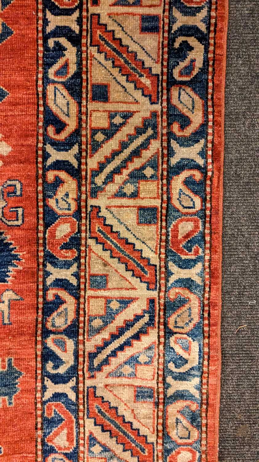A Kazak rug - Image 5 of 19