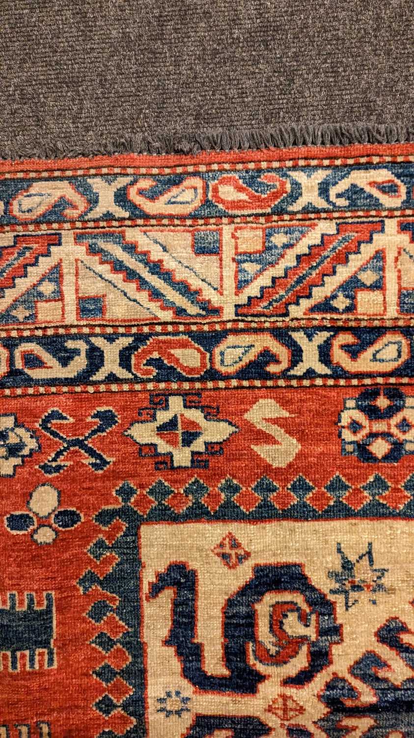 A Kazak rug - Image 15 of 19