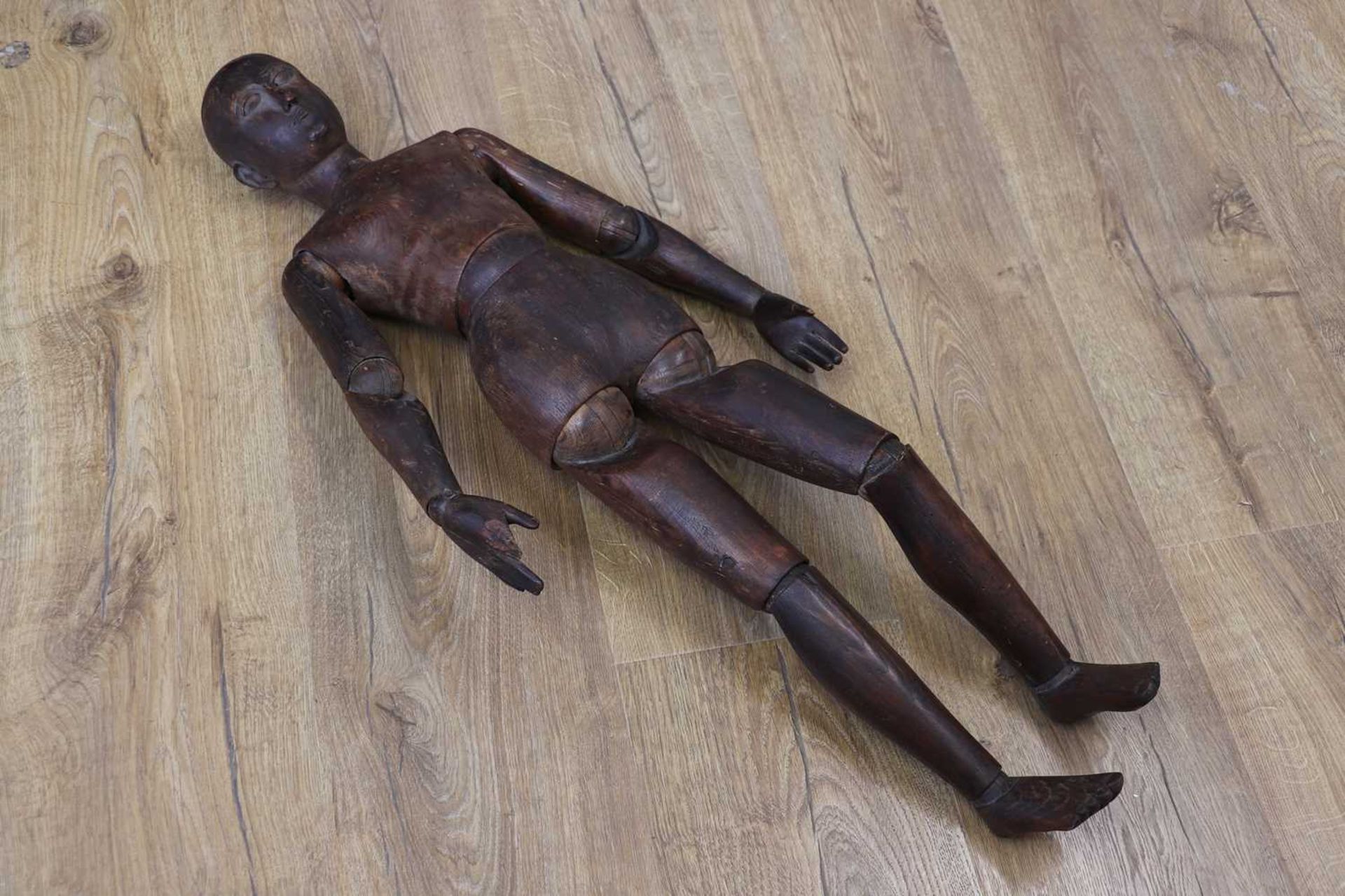 A carved wooden artist dummy or lay figure, - Image 4 of 4