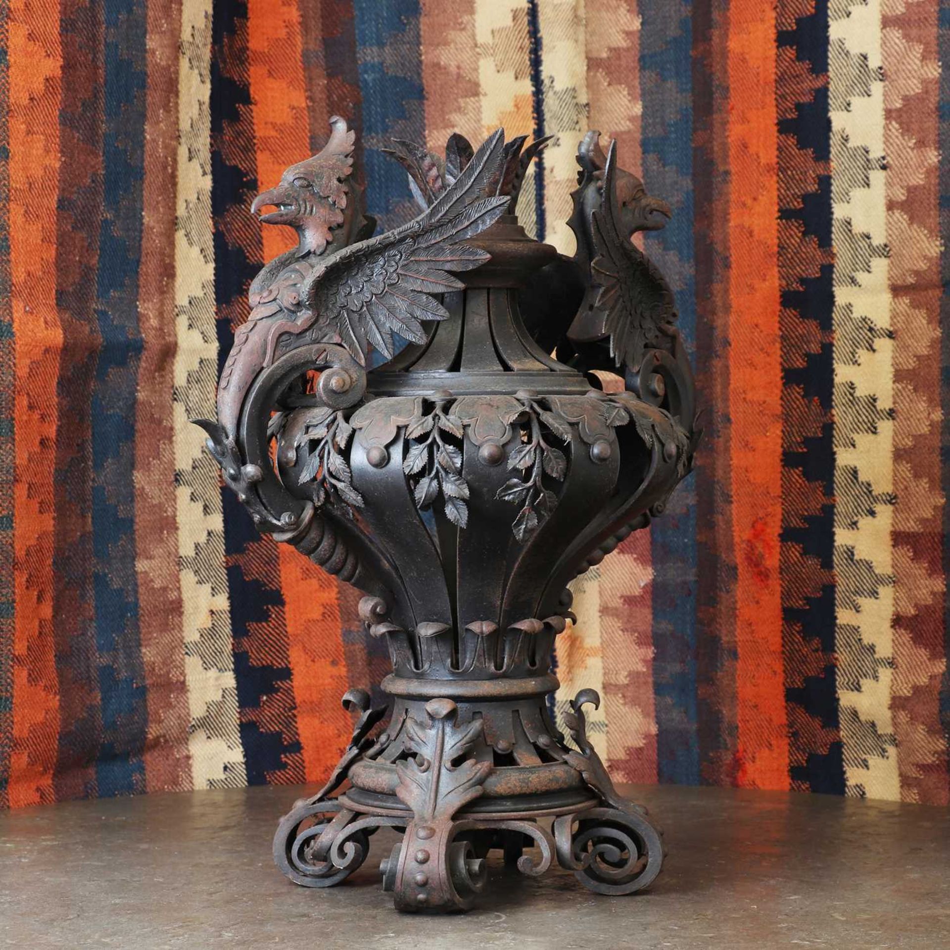 A wrought iron ornamental urn, - Bild 3 aus 3