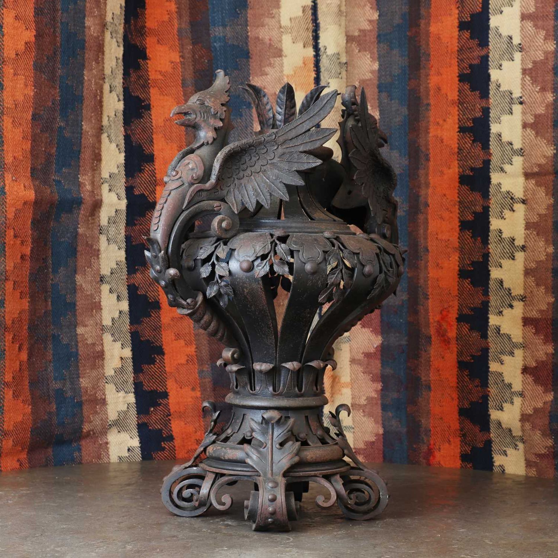 A wrought iron ornamental urn, - Bild 2 aus 3