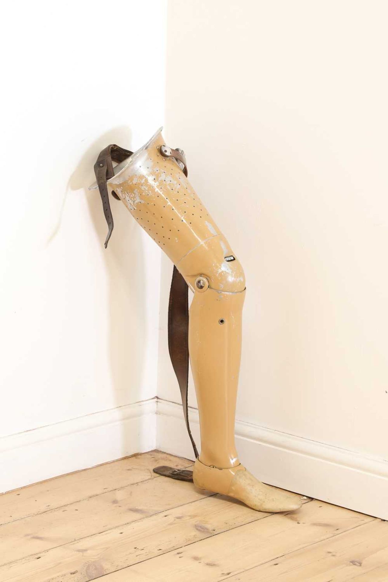 An aluminium prosthetic leg, - Image 2 of 5
