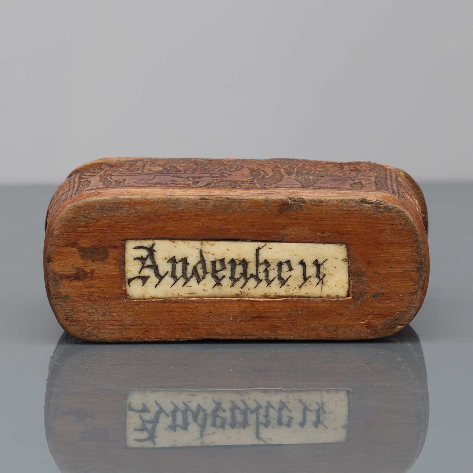 A carved Black Forest souvenir snuff box, - Bild 5 aus 5