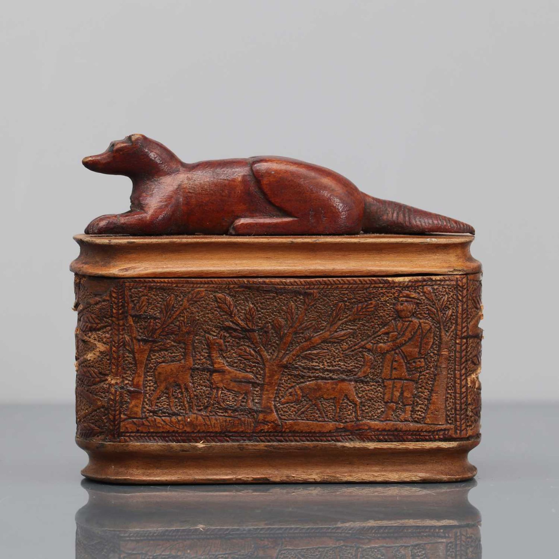 A carved Black Forest souvenir snuff box, - Bild 2 aus 5