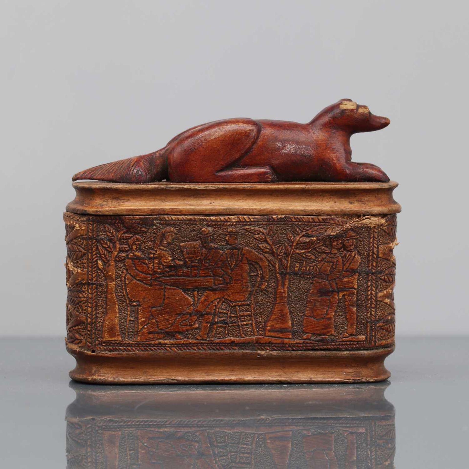 A carved Black Forest souvenir snuff box,