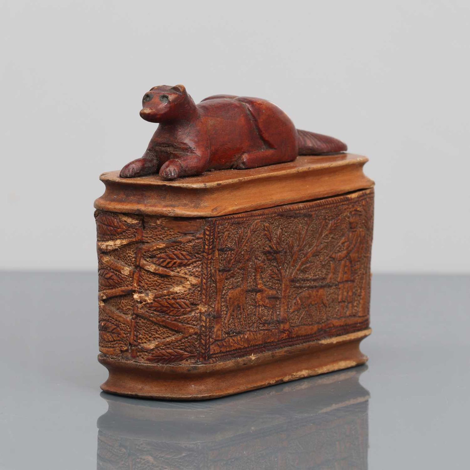 A carved Black Forest souvenir snuff box, - Bild 3 aus 5